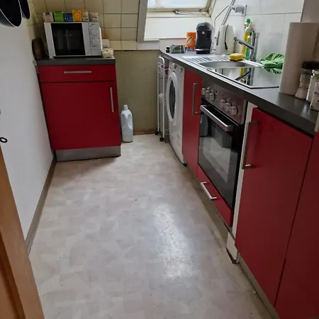 Apartment Privates Schoenes Zimmer Und Gemeinschaftsbad Und Kueche Im Zentrum